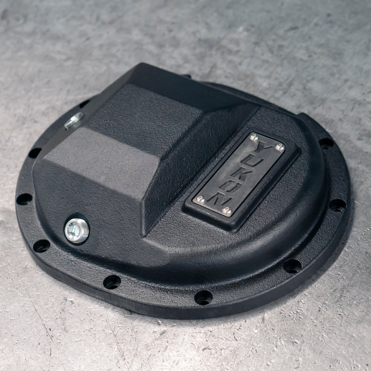 Hardcore Differential Cover For GM 9.5 Inch & 9.76 Inch Rear Differentials GM 9.5 Inch & 9.76 Inch Rear Nodular Iron Differential Cover 12 Bolt 2014+ Yukon Gear